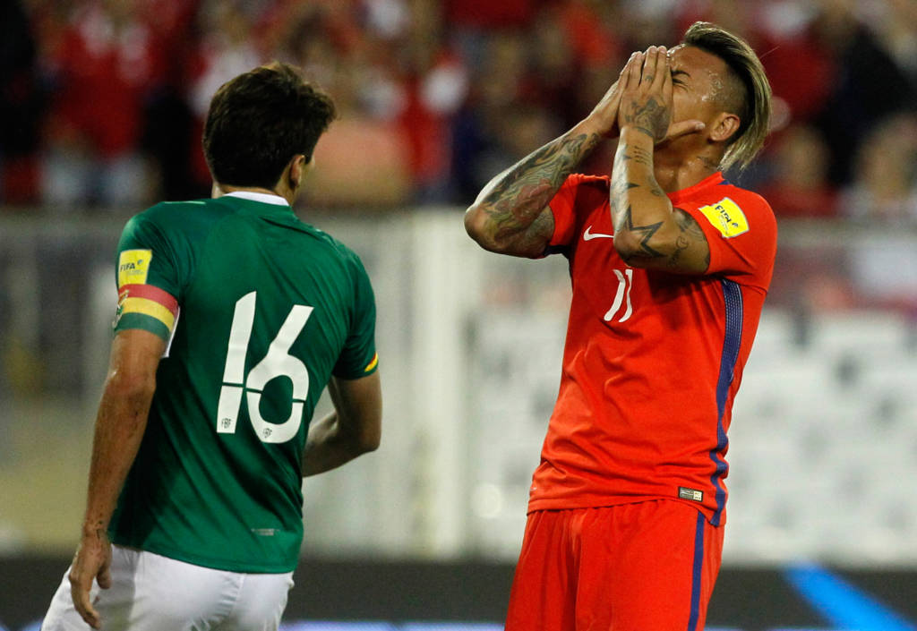 Eduardo Vargas desperdiçou ao menos três chances diante da Bolívia (Foto: Claudio Reyes/AFP)