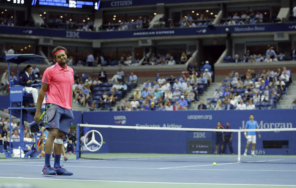 Jo-Wilfried Tsonga sentiu dores no joelho esquerdo e desistiu da partida, classificando Djokovic às semifinais (Foto: Kena Betancur/AFP) 
