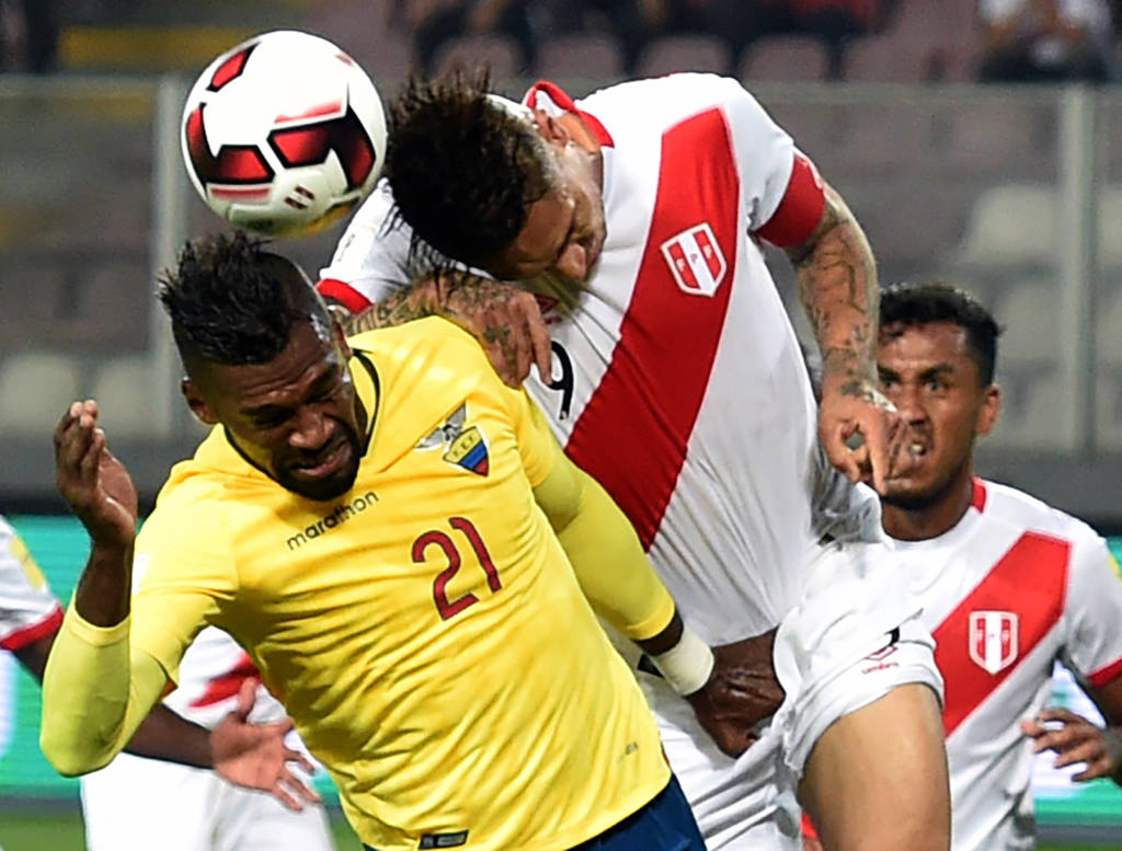 Buscando mais o jogo, Peru se saiu bem e bateu o Equador em Lima (Foto: Cris Bouroncle/AFP)