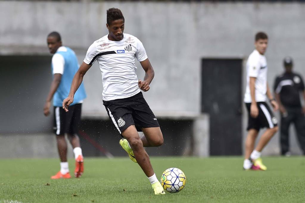 Walterson, de 21 anos, foi relacionado pela primeira vez para um jogo entre os profissionais (Foto: Ivan Storti/Santos F.C.)
