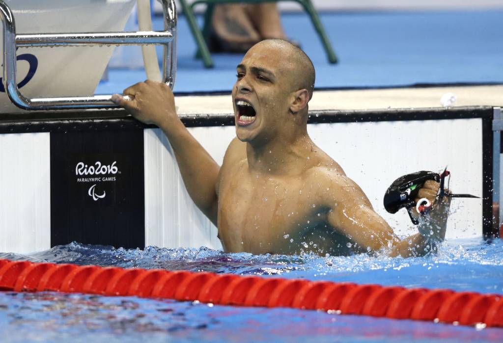 Italo Pereira comemora a conquista do bronze nos 100m costas S7 (Foto: CPB/Twitter)