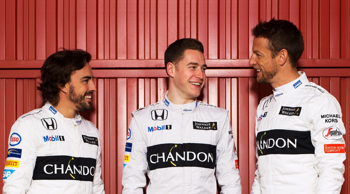 Alonso (e) crê que Vandoorne (centro) é o substituto perfeito de Button (d) para a próxima temporada (Foto: McLaren)