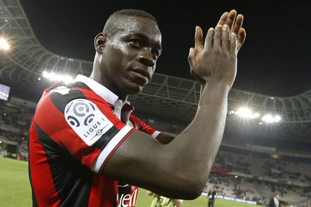 O italiano Mario Balotelli marcou dois gols em sua estreia pelo Nice, no Campeonato Francês (Foto: VALERY HACHE/AFP)
