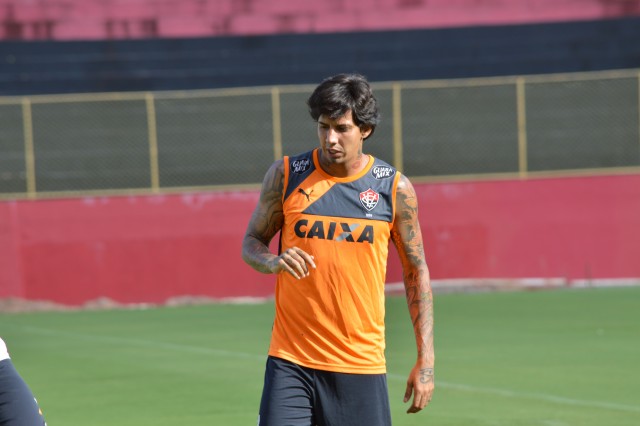 Victor Ramos foi suspenso de todas as atividades por sete dias (Foto: Divulgação/Vitória)