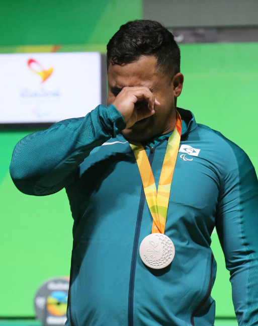 Brasileiro se emocionou no pódio ao receber a medalha (Foto: Brasil 2016)