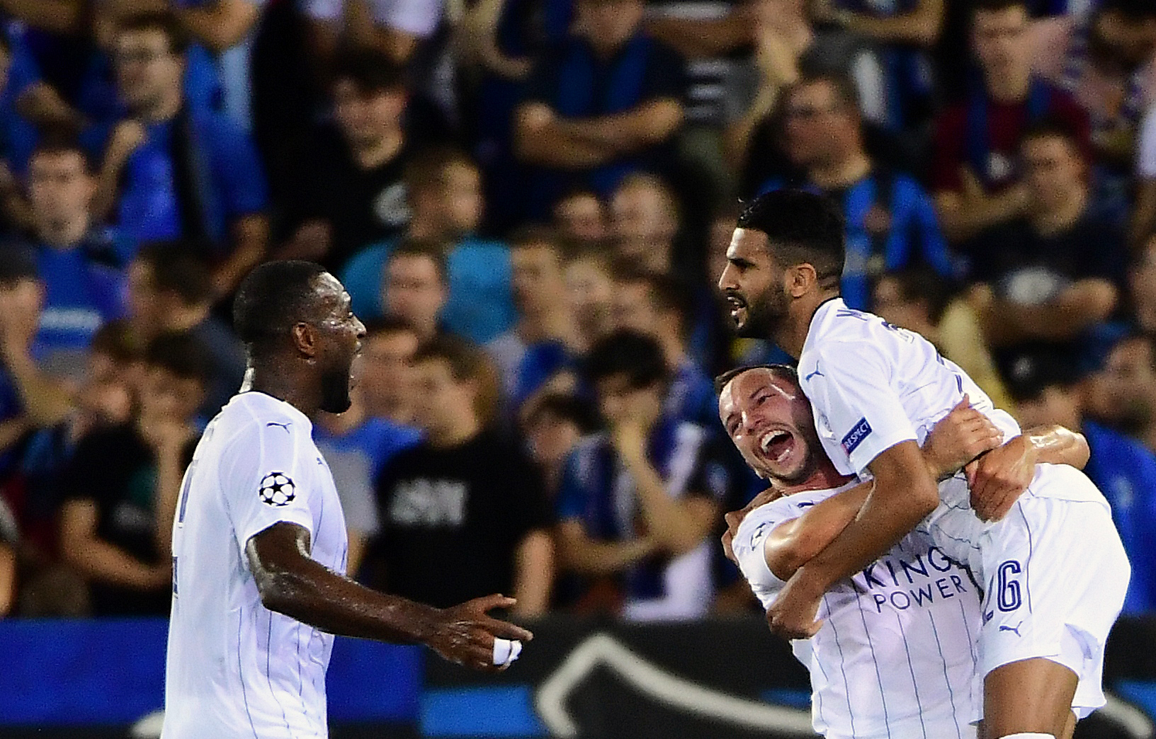 Mahrez marcou dois gols na vitória do Leicester (Foto: Emmanuel Dunand/AFP)