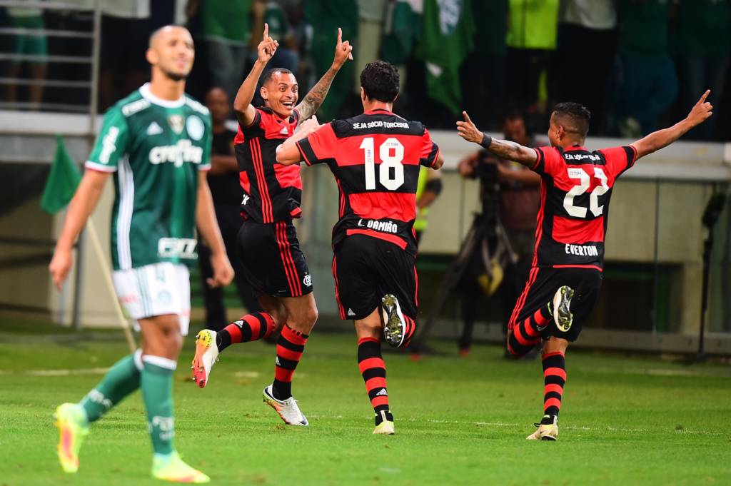 O ex-palmeirense Alan Patrick abriu o placar para o Flamengo (foto: Sergio Barzaghi/Gazeta Press)