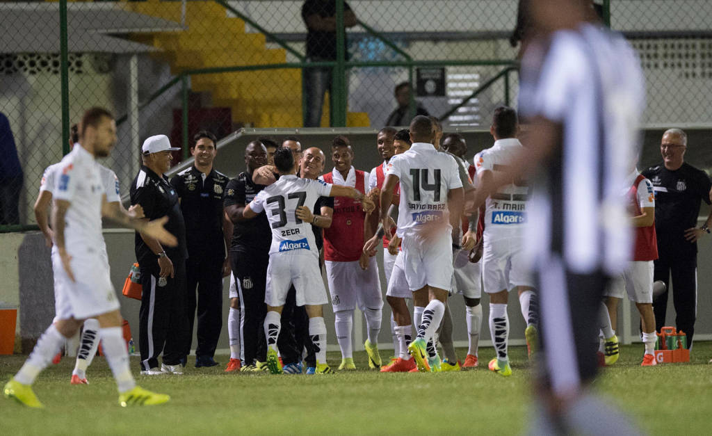 Santos soube suportar a pressão do Botafogo para festejar a vitória (foto: Armando Paiva/AGIF/Gazeta Press)