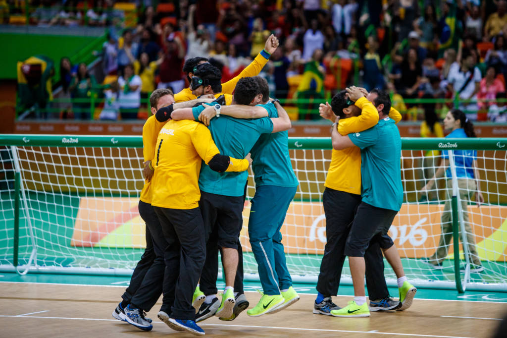 Equipe brasileira de golbol comemora virada incrível sobre a Suécia na disputa pelo bronze (Foto: HeusiAction/ Gabriel Heusi)