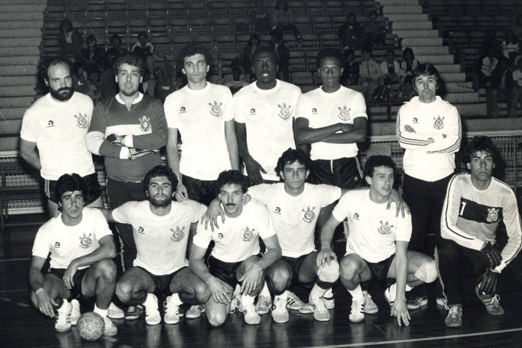 Terceiro em pé da esquerda para direita, o falecido ator Domingos Montagner como jogador de handebol do Corinthians, no ano de 1983 (Foto: Acervo/Gazeta Press)