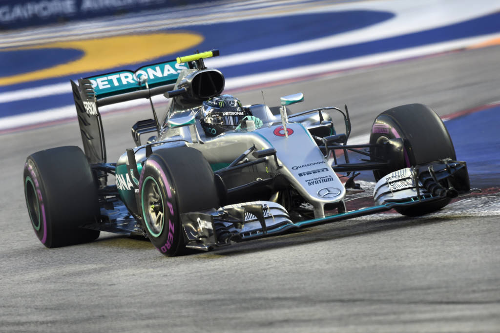 À exemplo das duas últimas sessões livres, Nico Rosberg foi o mais rápido no circuito de Marna Bay e conquistou a pole para o GP deste domingo (Foto: ROSLAN RAHMAN/AFP)