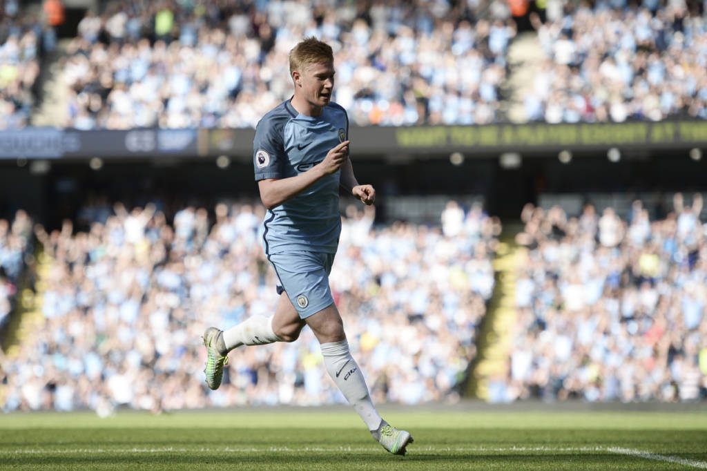De Bruyne foi o destaque da partida, com um gol, uma assistência e a participação nos outros dois gols (Foto: AFP)