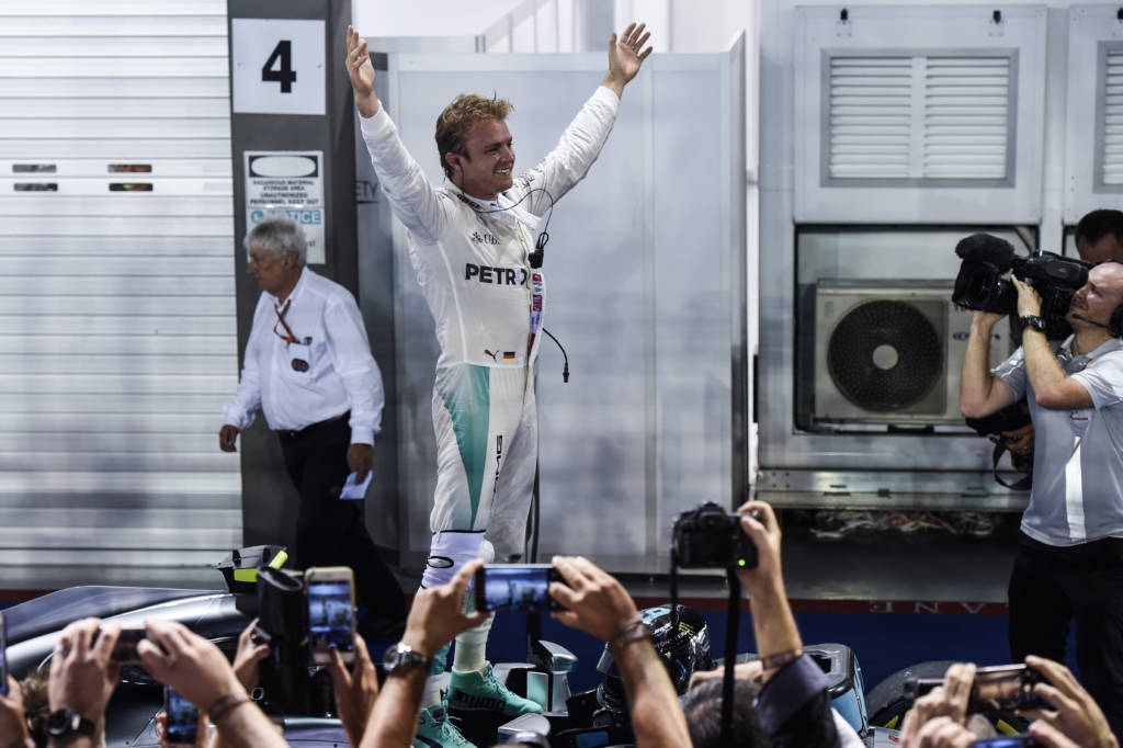 Rosberg coroou o 200º GP de sua carreira com uma expressiva vitória em Cingapura (Foto: Anthony WALLACE/AFP)
