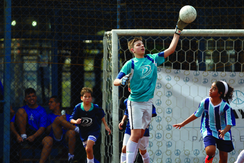 O goleiro Pedro Luiz, de 12 anos e 1,80m, foi o destaque do Pentágono na goleada sobre o Grajaú (Foto: Divulgação)