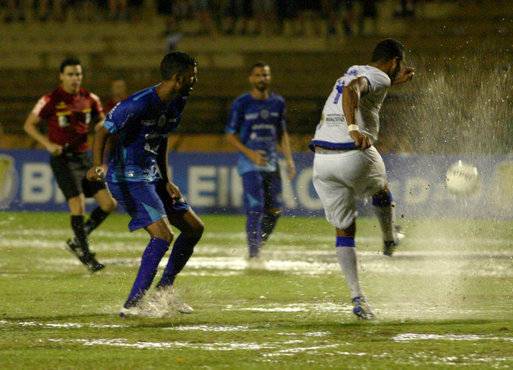 Jogo foi marcado pela forte chuva que atingiu a cidade de Sorocaba e alagou o gramado (Foto: Jesus Vicente/E.C. São Bento)