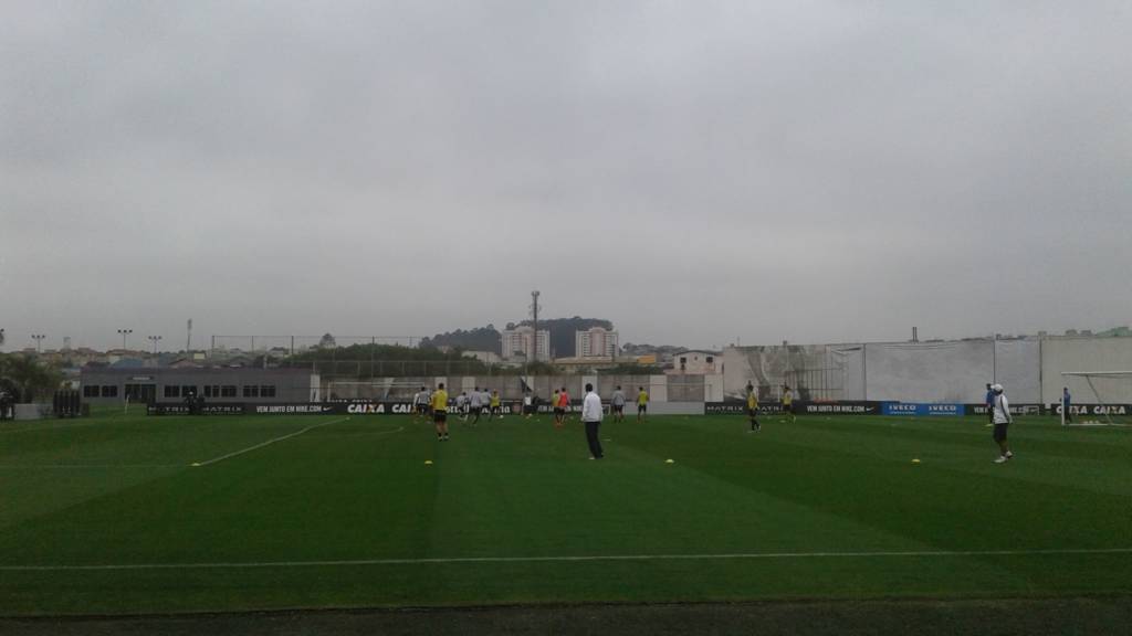 Jogadores treinaram por cerca de duas horas na tarde desta segunda-feira, no CT (Foto: Tomás Rosolino/Gazeta Press)