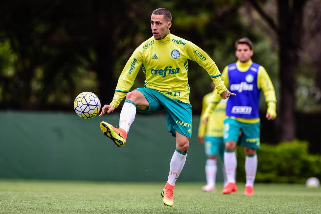 Suspenso de jogo no sábado, Gabriel seguirá no time de Cuca (Foto: Fernando Dantas/Gazeta Press)