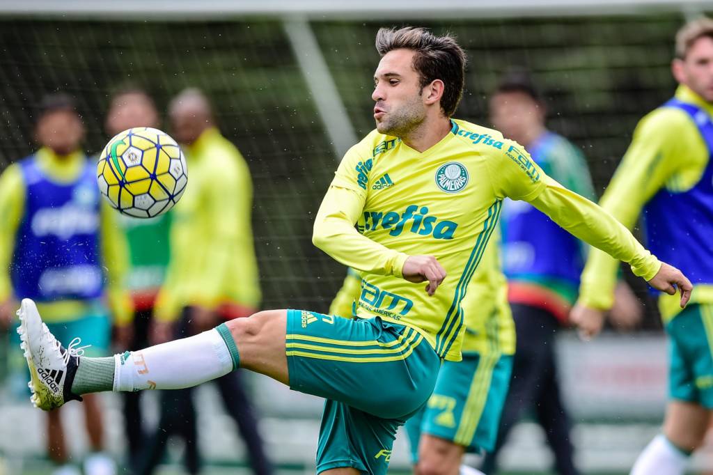 Bem no Palmeiras, o meia Allione comemorou a absolvição do atacante Alecsandro (Foto: Fernando Dantas/Gazeta Press)
