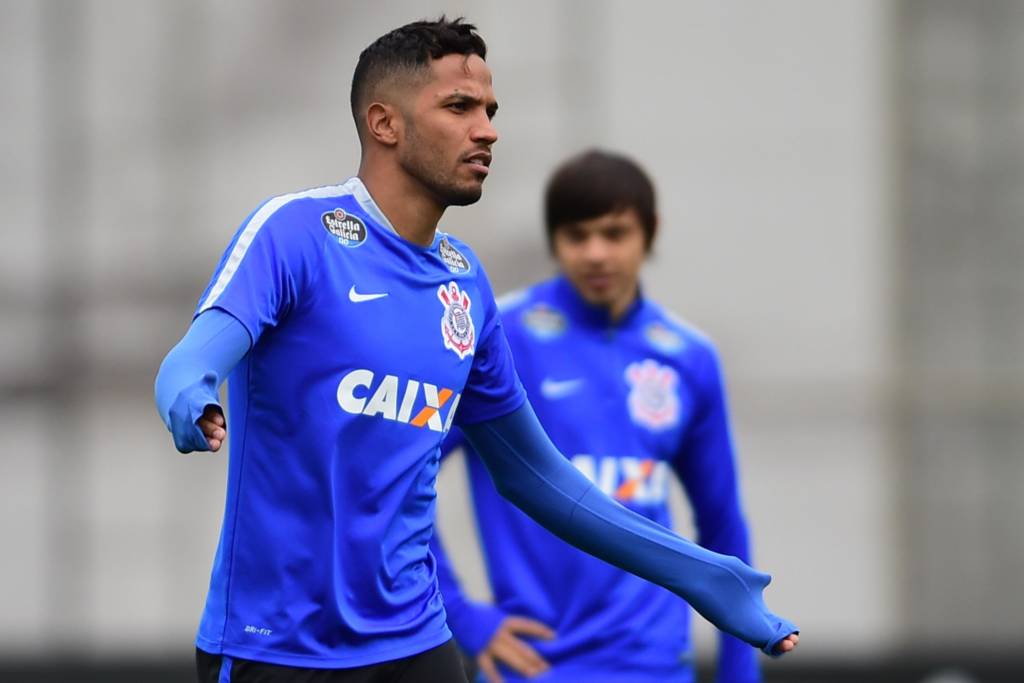Yago herdará a vaga de Vilson, que teve atuação pífia no clássico (foto: Djalma Vassão/Gazeta Press)