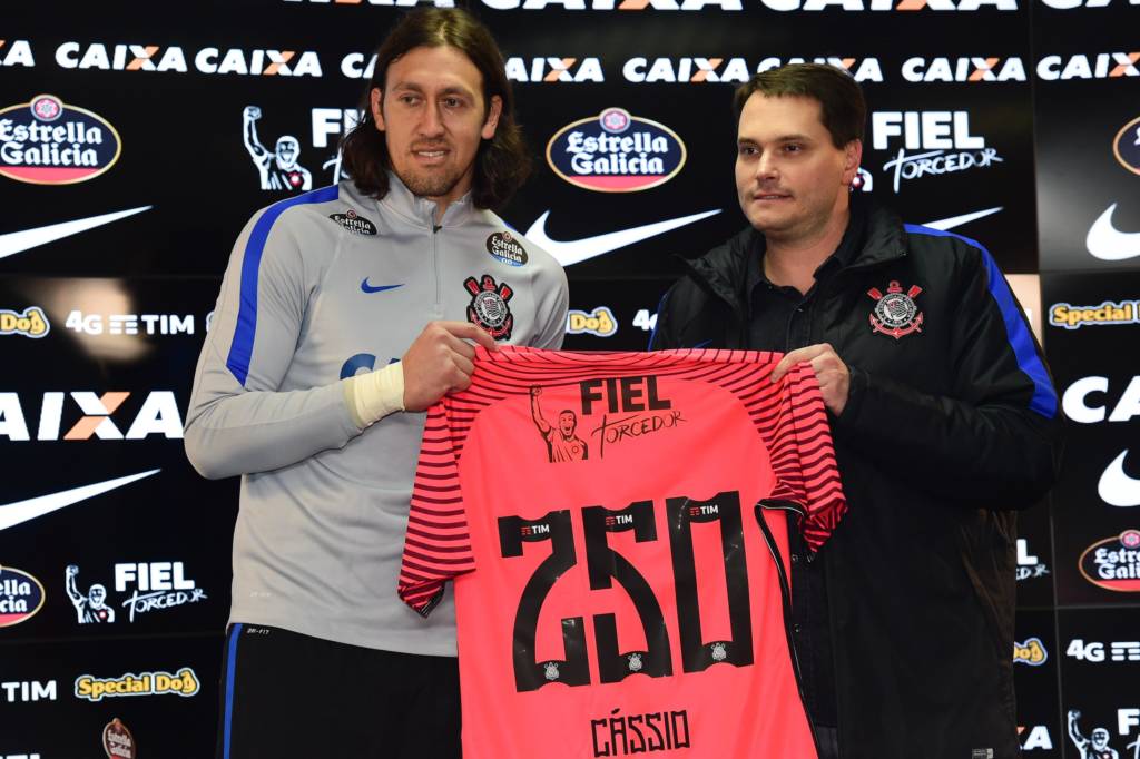 Cássio recebeu do diretor-adjunto de futebol, Edu Ferreira, a camisa que usará na quarta e uma placa de agradecimento (Foto: Djalma Vassão/Gazeta Press)