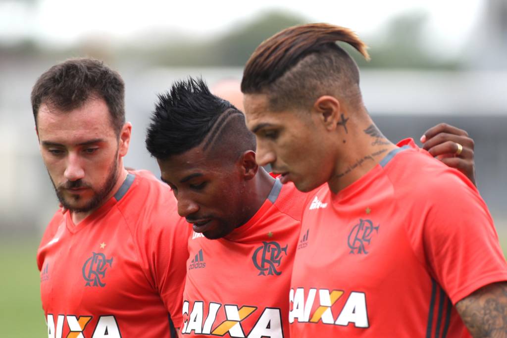 Guerrero viaja e deverá entrar no lugar de Diego (Foto: Gilvan de Souza/CRF)