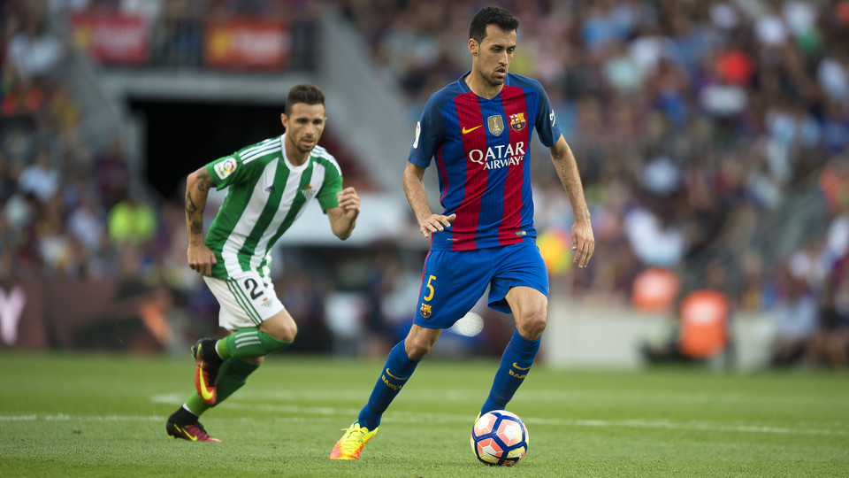 Volante defende o clube catalão desde 2008 (Foto: Miguel Ruiz/ FCB)