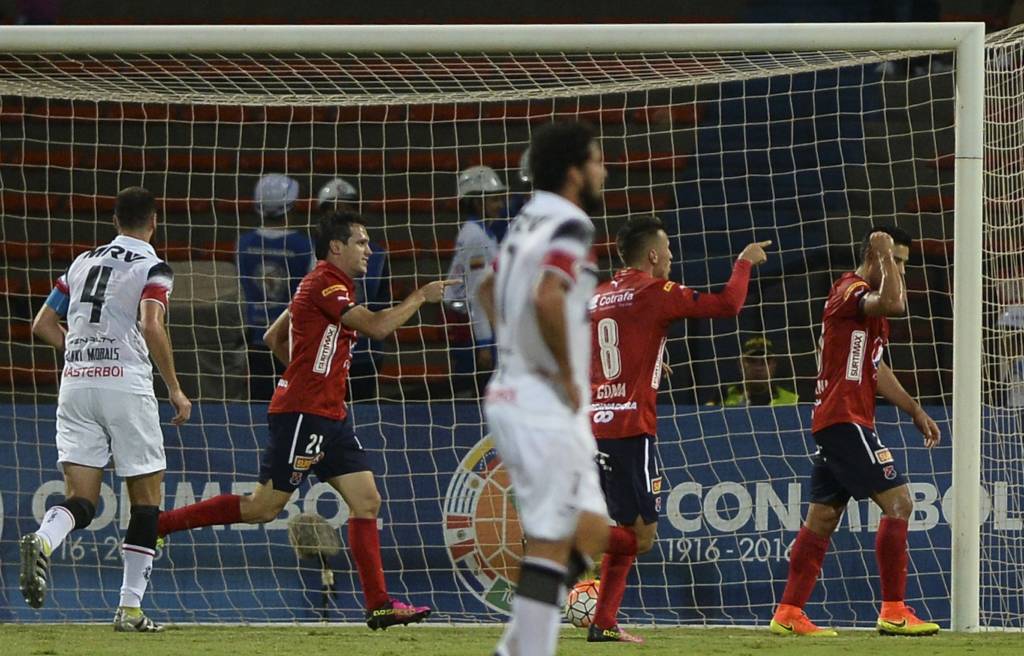 Santa Cruz precisa vencer por três gols de diferença no Arruda para seguir no torneio (Foto: Raul Arboleda/AFP)