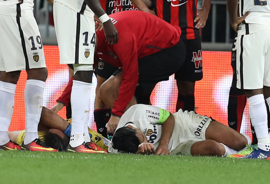 Monaco's Colombian forward Radamel Falcao (R) reacts after a crash with Nice's French goalkeeper Yoan Cardinale (L) during the French L1 football match between Nice (OGCN) and Monaco (ASM) on September 21, 2016 at Allianz Riviera Stadium in Nice, southeastern France. / AFP PHOTO / VALERY HACHE