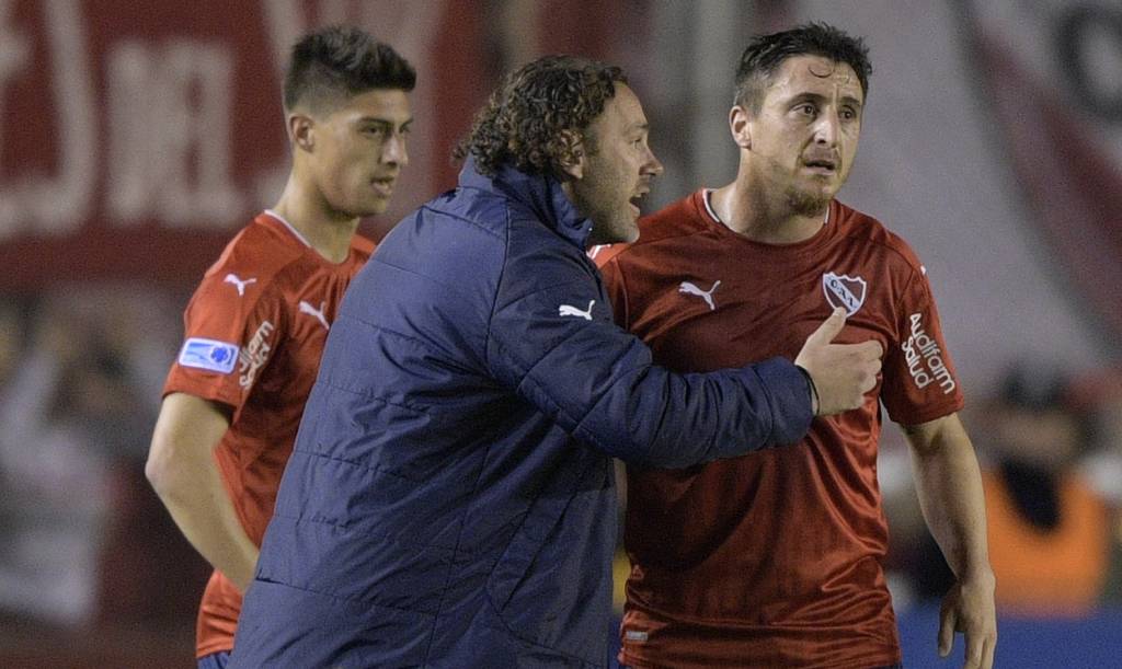 Argentina's Independiente coach Gabriel Milito (C) talks to midfielder Cristian Rodriguez (R) next to midfielder Emiliano Rigoni during their Copa Sudamericana round before the quarterfinals first leg football match against Brazil's Chapecoense at Libertadores de America stadium in Avellaneda, Buenos Aires on September 21, 2016. / AFP PHOTO / JUAN MABROMATA