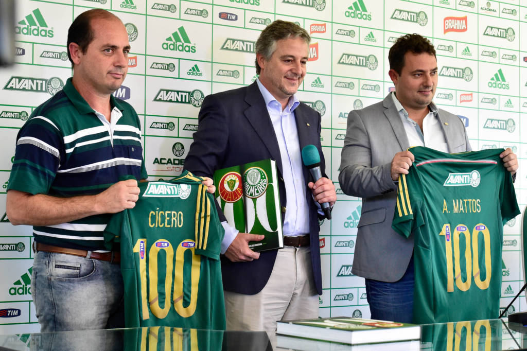 Cícero Souza (E), gerente de futebol do Palmeiras, Alexandre Mattos (D), diretor de futebol, ao lado do presidente, Paulo Nobre, durante sua apresentação oficial na Academia de Futebol, em São Paulo.