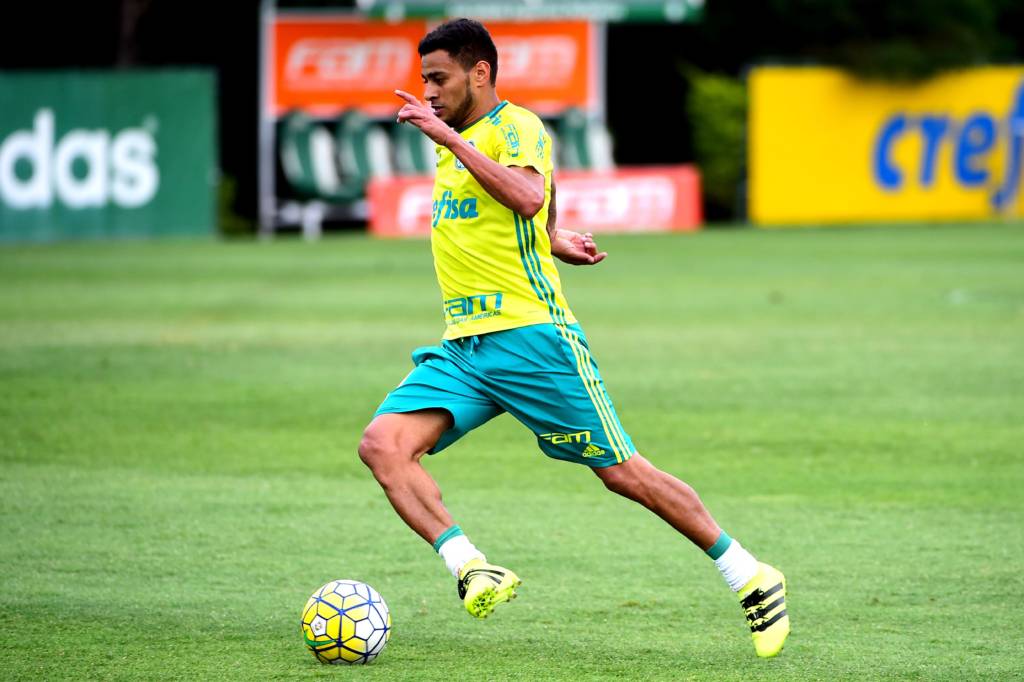 Com desconforto muscular, Cleiton Xavier está fora do jogo contra o Coritiba (Foto: Sergio Barzaghi/Gazeta Press)