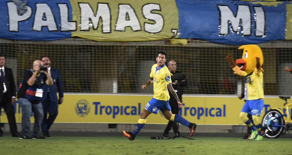 Com passagem pelo Barcelona B, o argentino Sergio Araujo fez a alegria do time catalão com o seu gol (foto: Desiree Martin/AFP)