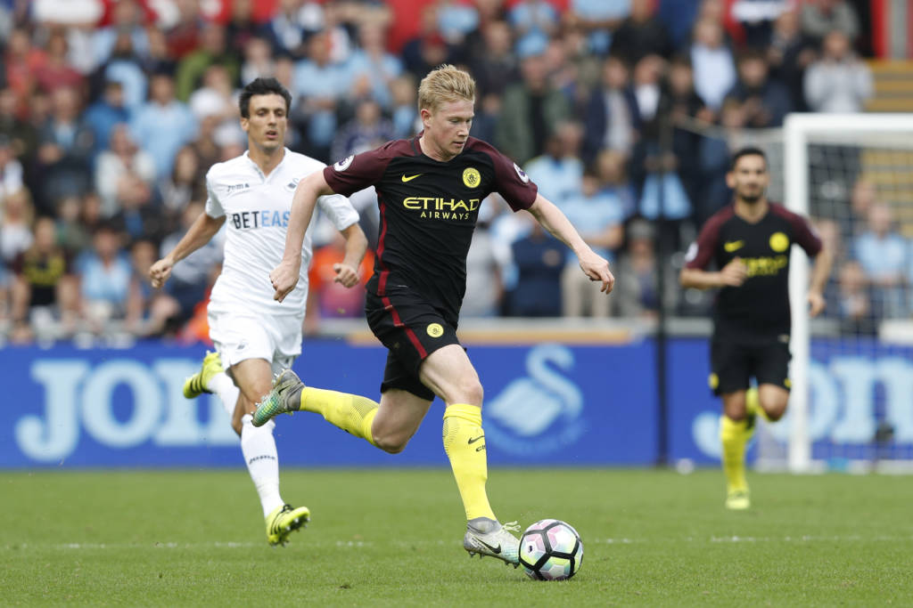 De Bruyne sofreu uma lesão na perna direita no jogo contra o Swansea (Foto: Adrian DENNIS/AFP)