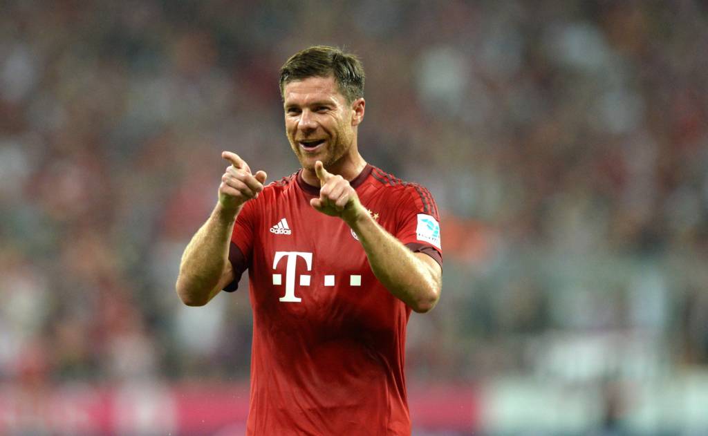 Xabi Alonso fará 35 anos ainda em 2016 (Foto: Christof Stache/AFP)