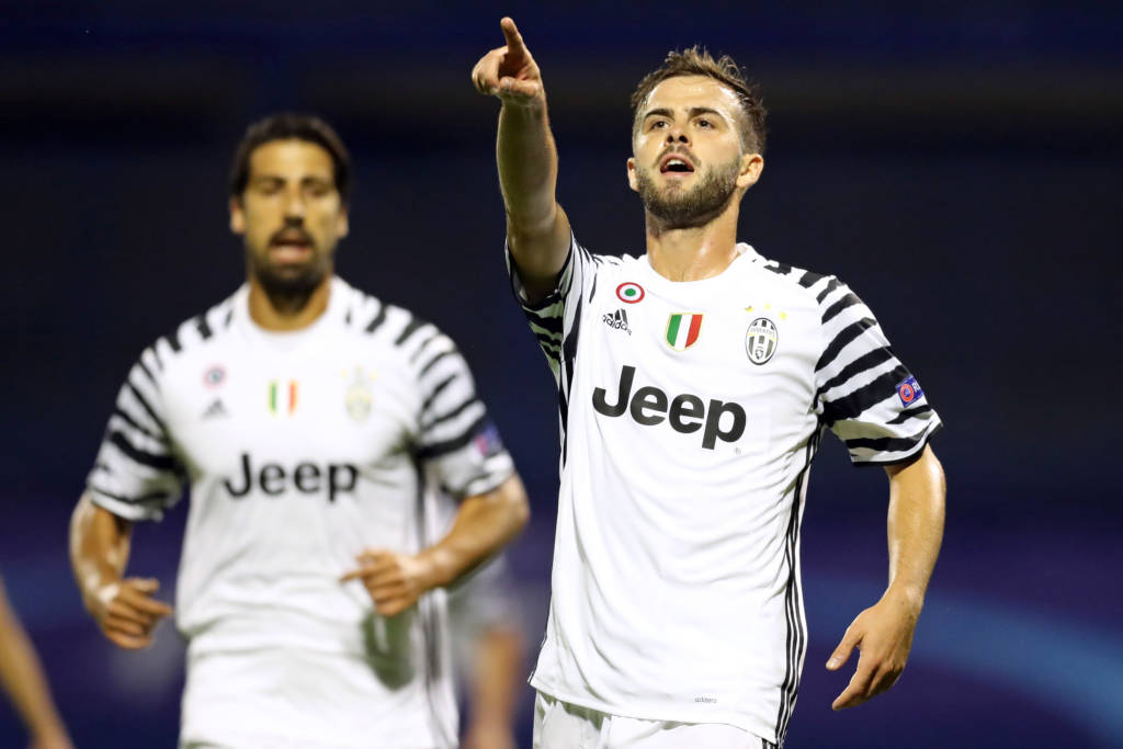 Pjanic marcou o primeiro gol da partida (Foto: AFP)