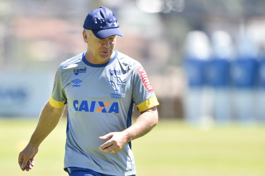 Mano Menezes fez mistério antes do duelo contra o seu ex-clube (foto: Pedro Vilela/Light Press/Cruzeiro)