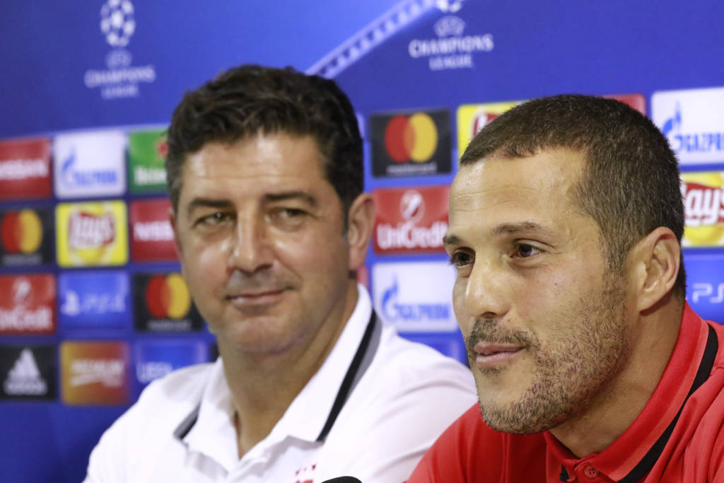 Benfica's Portuguese coach Rui Vitoria and Benfica's Brazilian goalkeeper Julio Cesar (R) attend a press conference on the eve of the UEFA Champions League football match SSC Napoli vs SL Benfica on September 27, 2016 in Naples. / AFP PHOTO / CARLO HERMANN