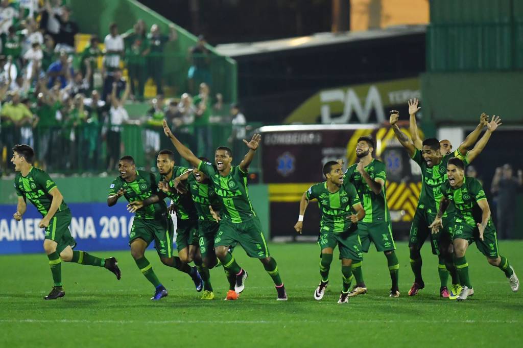 Players of Brazil's Chapecoense celebrate after defeating Argentina's Independiente in a penalty shoot-out during their Sudamericana Cup match at the Arena Conda stadium, in Chapeco, Brazil, on September 28, 2016. / AFP PHOTO / NELSON ALMEIDA