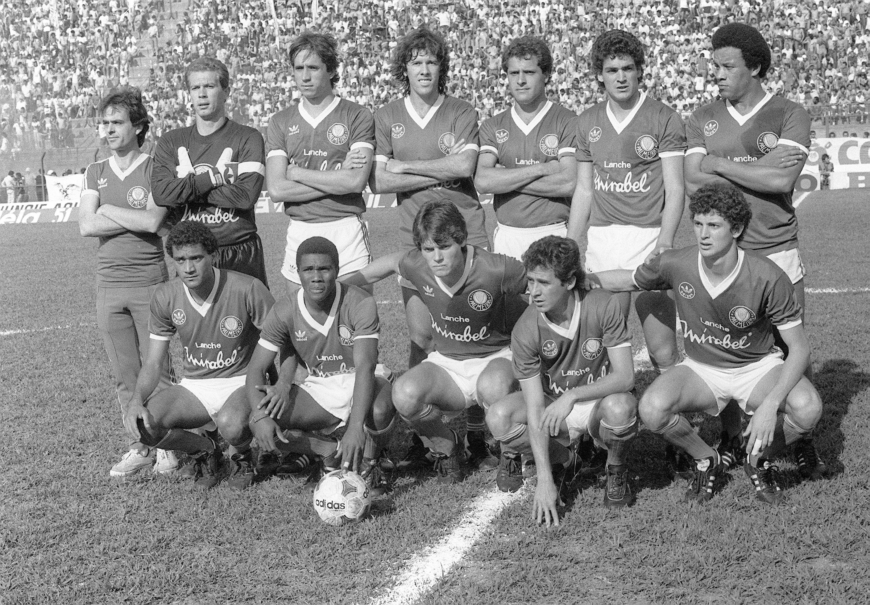 Lateral uruguaio Diogo é o último jogador de pé do lado direito em foto de 1985 (Foto: Acervo/Gazeta Press)