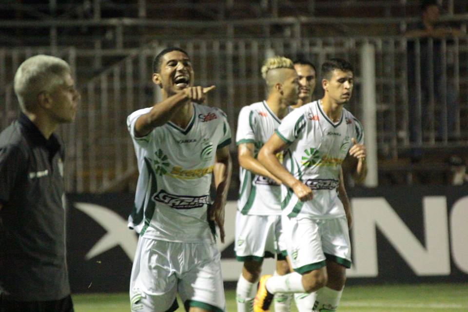 Time da casa conseguiu buscar uma vitória aos 44 minutos do segundo tempo (Foto: Divulgação/Luverdense)