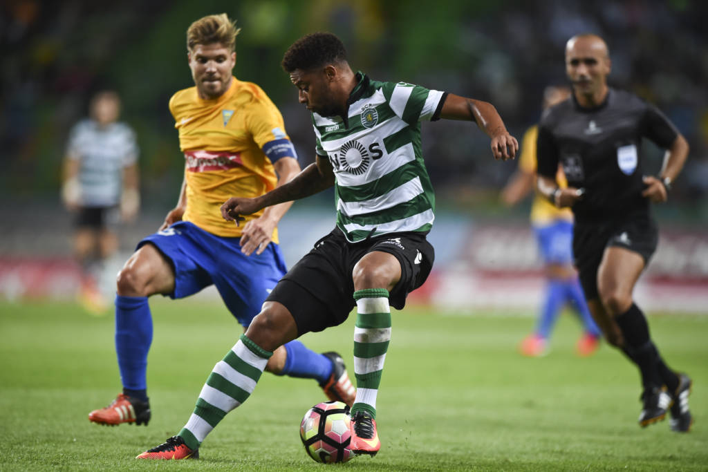 Sporting's Brazilian forward Andre Filipe (R) vies with Estoril's midfielder Diogo Amado (L) during the Portuguese league football match Sporting CP vs GD Estoril Praia at the Jose Alvalade stadium in Lisbon on September 23, 2016. / AFP PHOTO / PATRICIA DE MELO MOREIRA