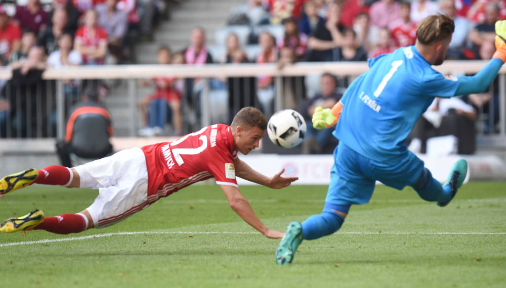 Bayern Munich's midfielder Joshua Kimmich (L) heads the first goal for Munich against Cologne's goalkeeper Timo Horn (R) during the German first division Bundesliga football match between FC Bayern Munich and 1 FC Cologne in Munich, southern Germany, on October 1, 2016. / AFP PHOTO / CHRISTOF STACHE / RESTRICTIONS: DURING MATCH TIME: DFL RULES TO LIMIT THE ONLINE USAGE TO 15 PICTURES PER MATCH AND FORBID IMAGE SEQUENCES TO SIMULATE VIDEO. == RESTRICTED TO EDITORIAL USE == FOR FURTHER QUERIES PLEASE CONTACT DFL DIRECTLY AT + 49 69 650050