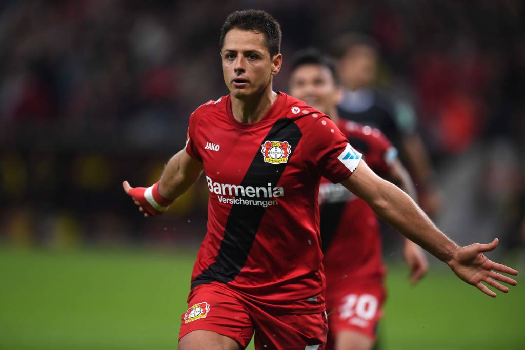 Chicharito marcou o segundo da vitória do Bayer Leverkusen (Foto: PATRIK STOLLARZ/AFP)