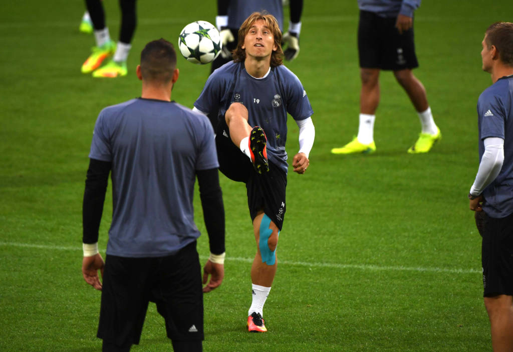 Real Madrid´s Croatian midfielder Luka Modric attends a training session in Dortmund, on September 26, 2016 on the eve of the Champions League first leg football match between Borussia Dortmund and Real Madrid. / AFP PHOTO / PATRIK STOLLARZ