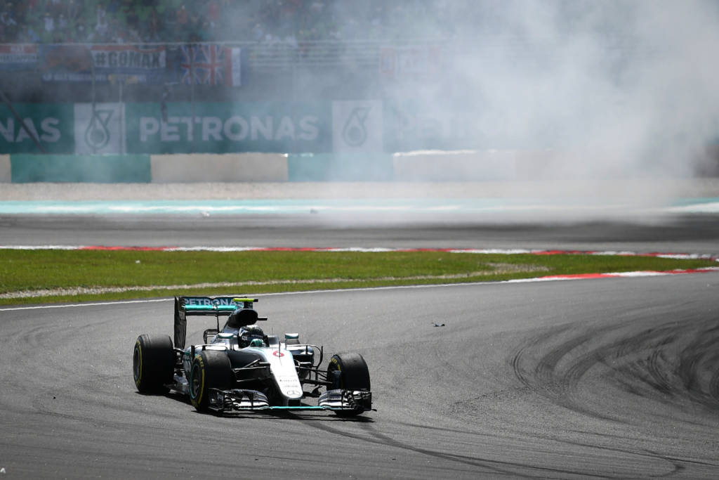 Mercedes AMG Petronas F1 Team's German driver Nico Rosberg takes a corner during the Formula One Malaysian Grand Prix in Sepang on October 2, 2016. / AFP PHOTO / MANAN VATSYAYANA