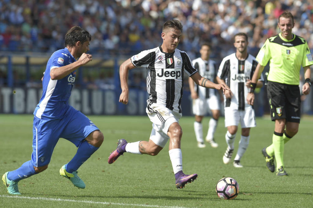 Juventus' forward from Argentina Paulo Dybala (C) fights for the ball with Empoli's defender from Italy Marco Zambelli during the Italian Serie A football match Empoli vs Juventus, on October 2, 2016 at Empoli's "Carlo Castellani" comunal stadium. / AFP PHOTO / ANDREAS SOLARO