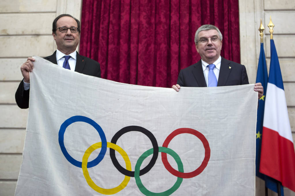 Hollande e Bach se reuniram em Paris (Foto: Kamil Zihnioglu/AFP)