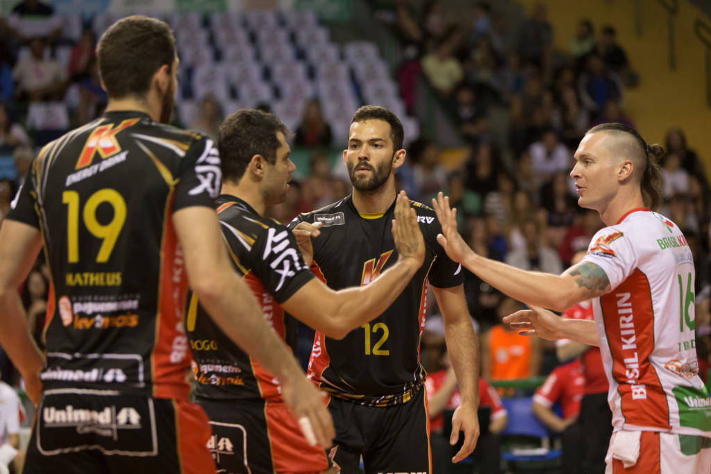 Campinas precisa de uma vitória no próximo jogo para avançar à semifinal (Foto: Divulgação/Vôlei Brasil Kirin)