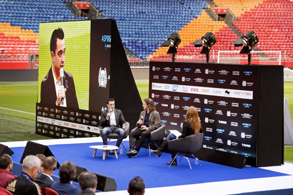 Xavi e Puyol participaram de evento na Holanda (Foto: Olaf KRAAK/AFP)
