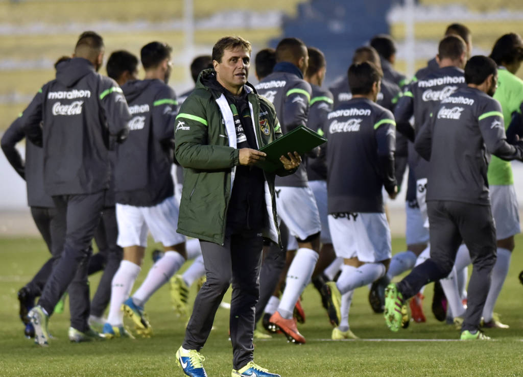 Bolivian national football team coach Angel Guillermo Hoyos (C) conducts a training session at Hernando Siles stadium in La Paz on October 4, 2016.  Bolivia will face Brazil in a FIFA World Cup Russia 2018 qualifier match on October 6. / AFP PHOTO / AIZAR RALDES